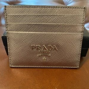 Beautiful Prada card holder! 🤗